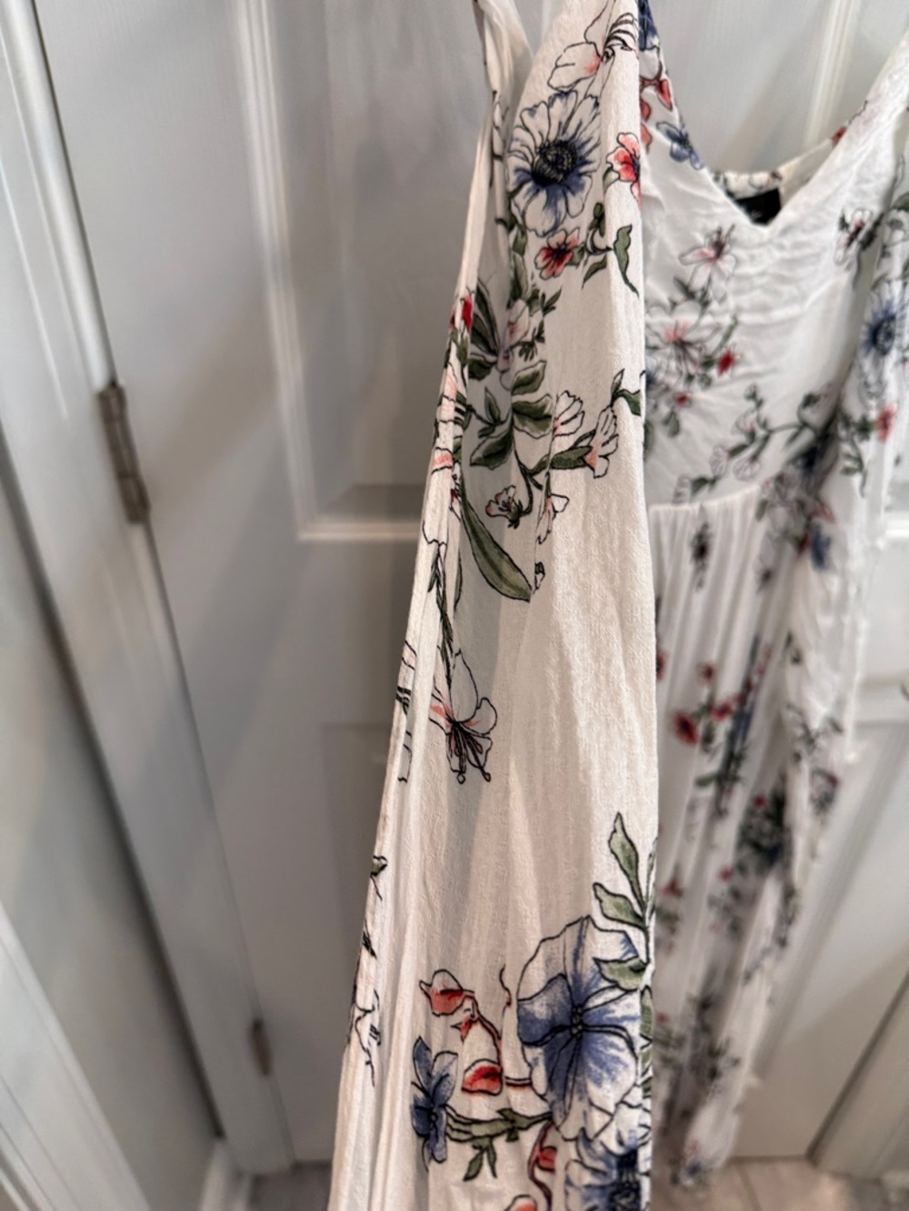 Lulu’s White Floral Maxi Dress with criss cross Tie Waist - Picture 2 of 8